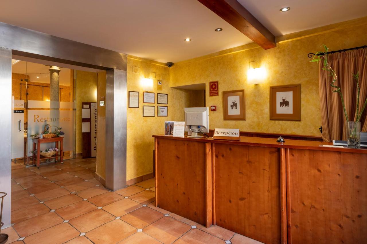 Hostal Restaurante Puerta Del Alcazar Avila Exterior photo