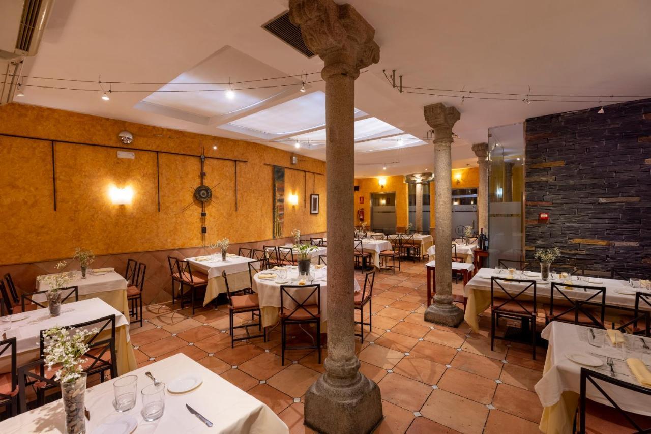 Hostal Restaurante Puerta Del Alcazar Avila Exterior photo