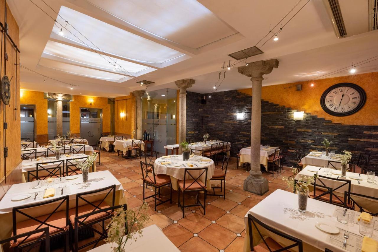 Hostal Restaurante Puerta Del Alcazar Avila Exterior photo
