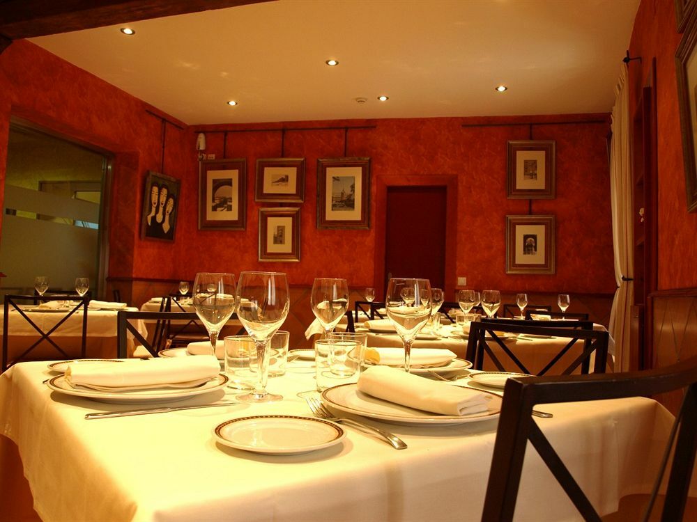Hostal Restaurante Puerta Del Alcazar Avila Exterior photo